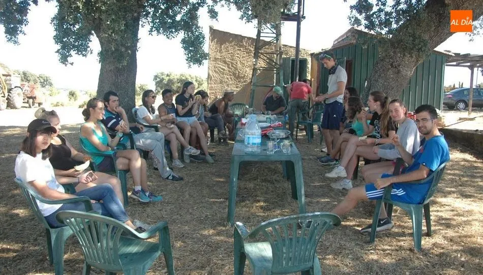 Participantes en el campo de voluntariado desarrollado en Monleras en el verano anterior. Foto de Silvestre