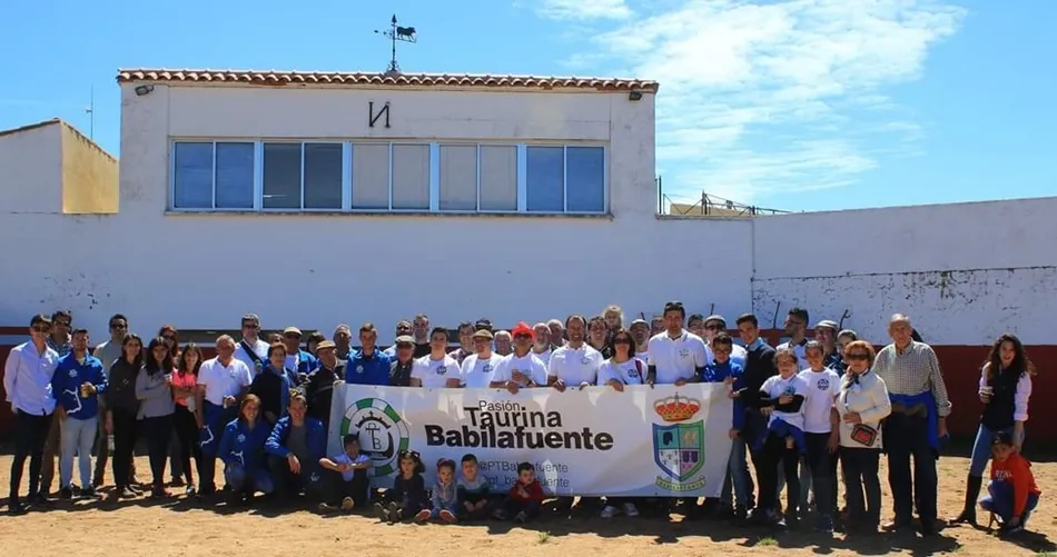 Socios de Pasión Taurina Babilafuente, en la ganadería