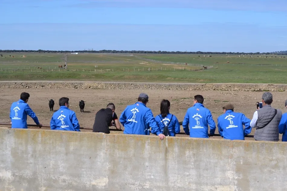 Foto 7 - Socios de Pasi&oacute;n Taurina visitan la ganader&iacute;a de Juan Luis Fraile y Mar&iacute;a Casc&oacute;n