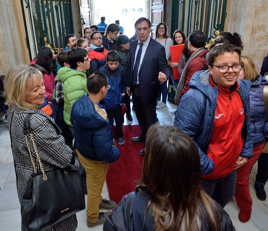 Foto 8 - El alcalde elogia a AVIVA por su labor dedicada a las personas con discapacidad