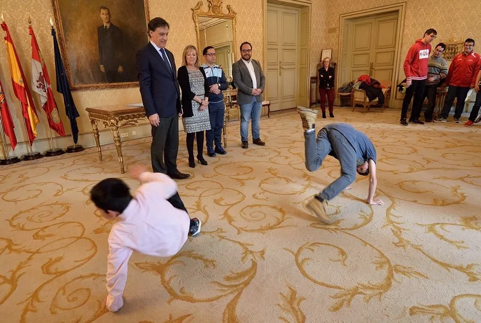 Foto 4 - El alcalde elogia a AVIVA por su labor dedicada a las personas con discapacidad