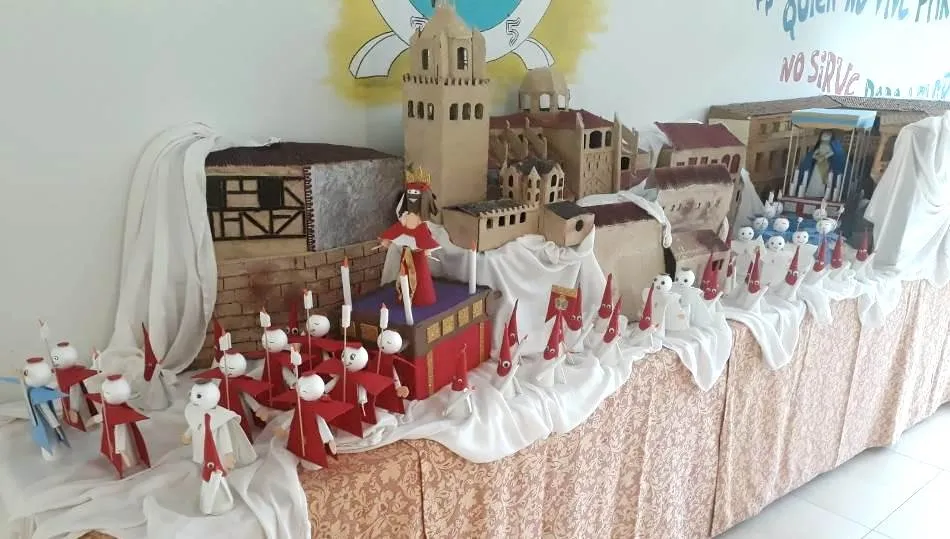 Maqueta realizada por los residentes, que representa una procesión
