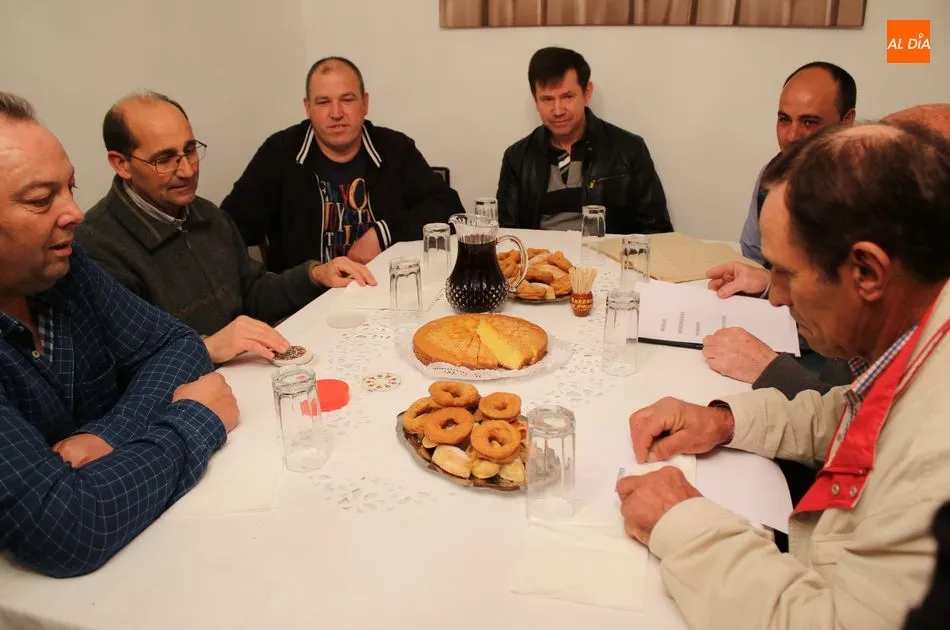 Una baraja redonda decide al azar mayordormos y enterradores