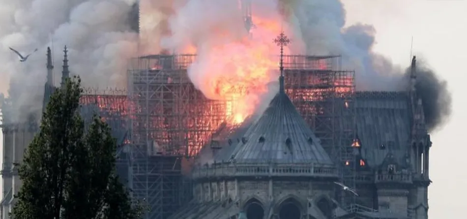 El incendio se ha propagado rápidamente por el tejado del monumento histórico más visitado de Europa