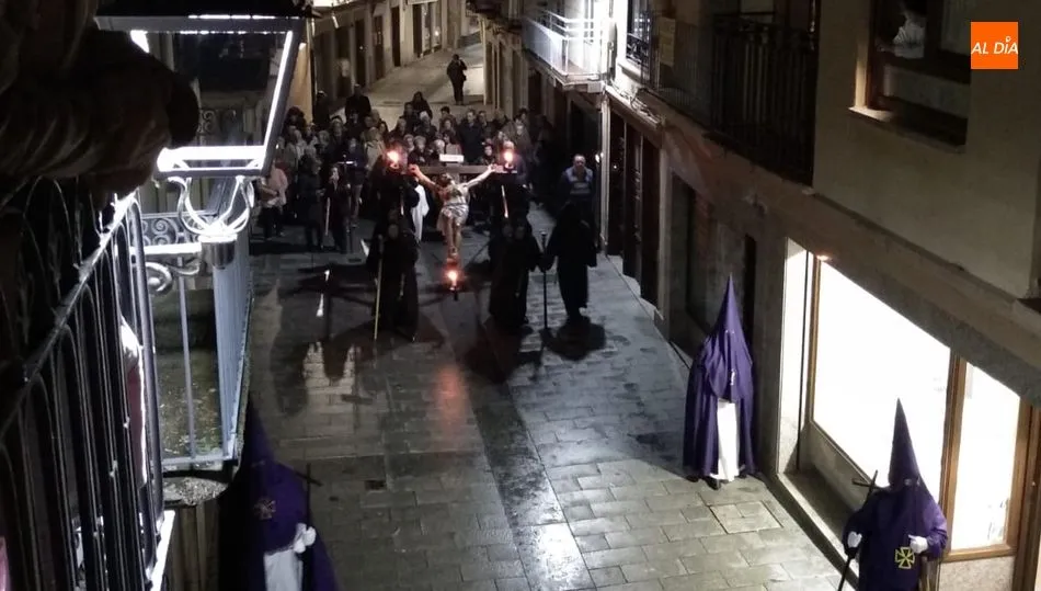 Vía Crucis a su paso por la Calle Mayor de Reinoso