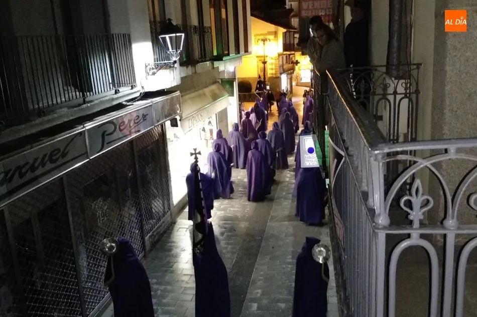 Foto 2 - V&iacute;a Crucis de la Cofrad&iacute;a de la Santa Vera Cruz en el Lunes Santo  