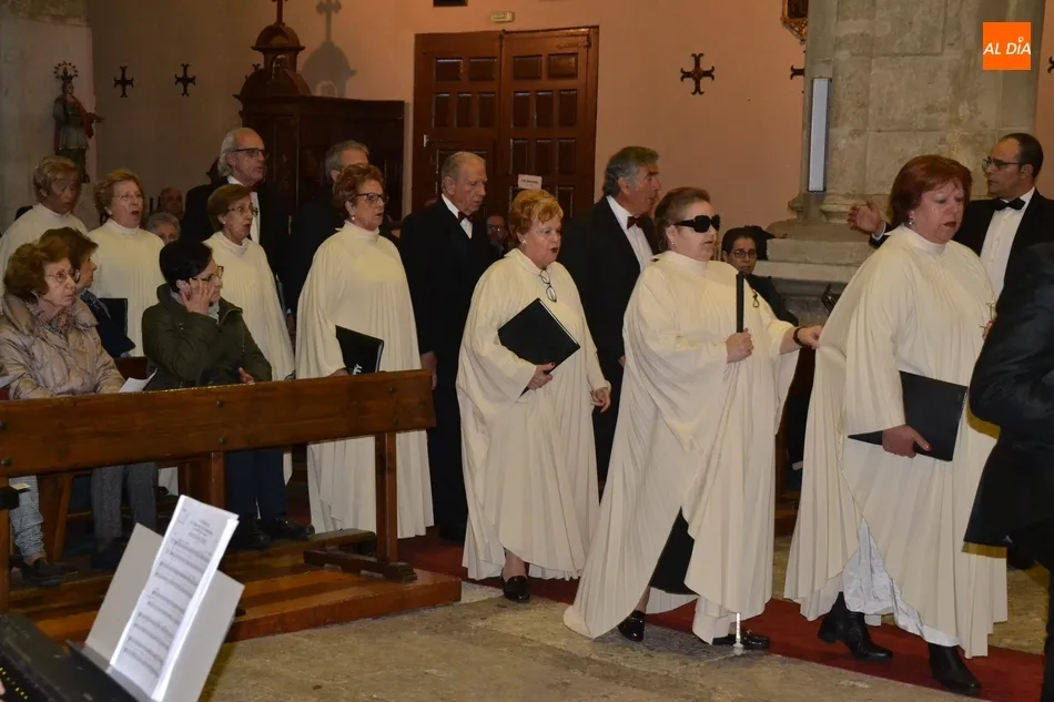 Foto 11 - La Coral D&aacute;maso Ledesma hace un repaso a la Semana Santa a trav&eacute;s de la m&uacute;sica  