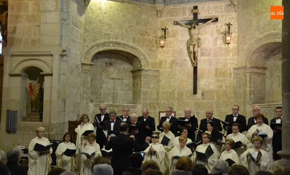 Foto 2 - La Coral D&aacute;maso Ledesma hace un repaso a la Semana Santa a trav&eacute;s de la m&uacute;sica  