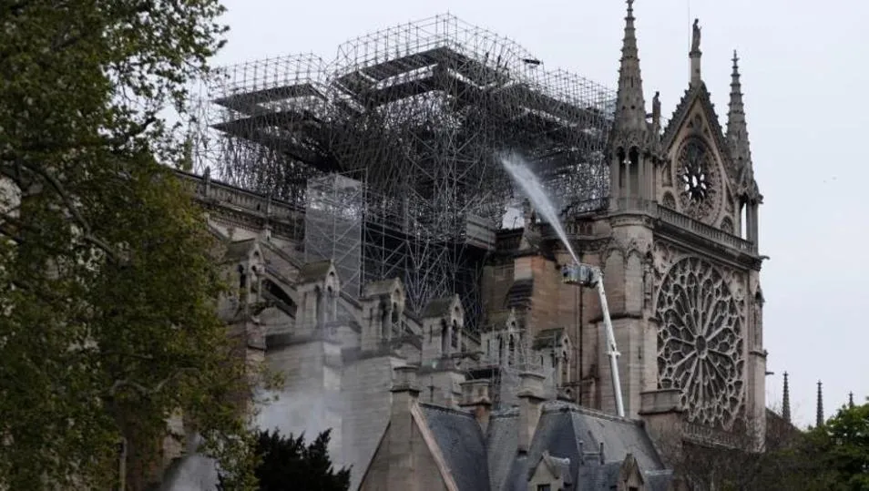 Extinguido el fuego en Notre Dame cuya estructura se ha podido salvar
