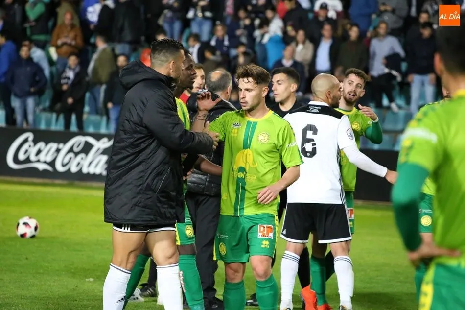 Armando saluda a Garrido tras el derbi / Víctor Sánchez