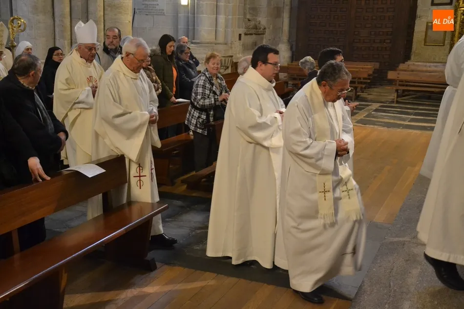 Foto 11 - Jes&uacute;s Garc&iacute;a Burillo consagra el Santo Crisma que se emplear&aacute; durante todo el a&ntilde;o  