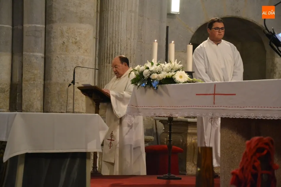 Foto 6 - Jes&uacute;s Garc&iacute;a Burillo consagra el Santo Crisma que se emplear&aacute; durante todo el a&ntilde;o  