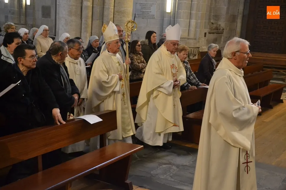 Foto 10 - Jes&uacute;s Garc&iacute;a Burillo consagra el Santo Crisma que se emplear&aacute; durante todo el a&ntilde;o  