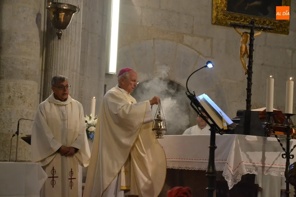 Foto 7 - Jes&uacute;s Garc&iacute;a Burillo consagra el Santo Crisma que se emplear&aacute; durante todo el a&ntilde;o  