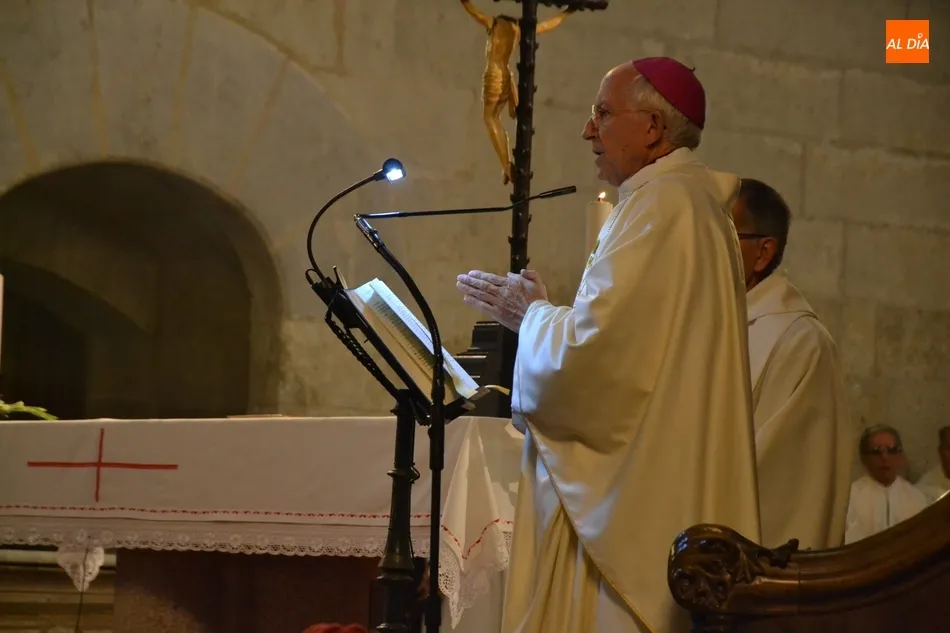 Foto 4 - Jes&uacute;s Garc&iacute;a Burillo consagra el Santo Crisma que se emplear&aacute; durante todo el a&ntilde;o  