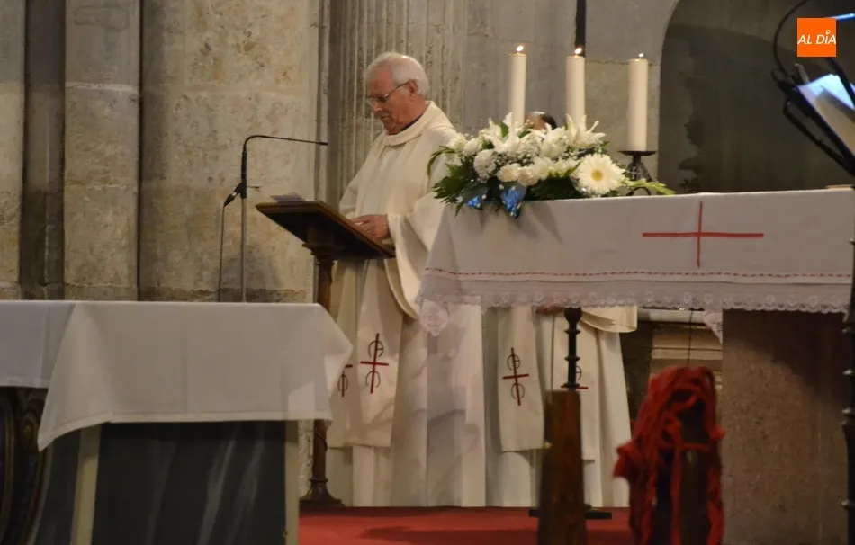 Foto 2 - Jes&uacute;s Garc&iacute;a Burillo consagra el Santo Crisma que se emplear&aacute; durante todo el a&ntilde;o  
