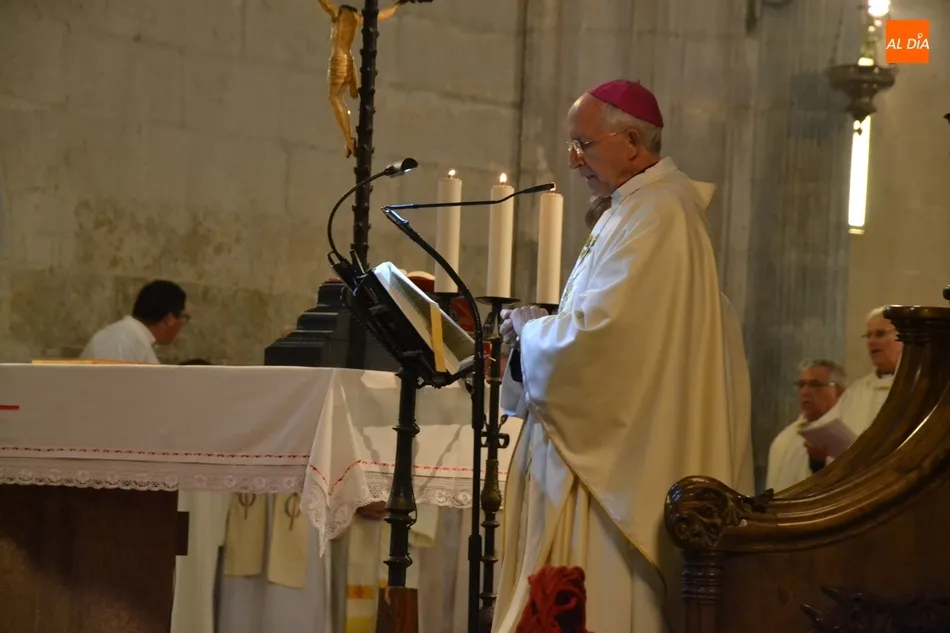 Foto 3 - Jes&uacute;s Garc&iacute;a Burillo consagra el Santo Crisma que se emplear&aacute; durante todo el a&ntilde;o  