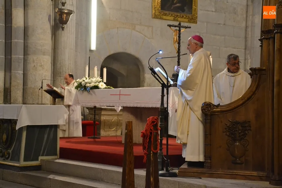 Foto 5 - Jes&uacute;s Garc&iacute;a Burillo consagra el Santo Crisma que se emplear&aacute; durante todo el a&ntilde;o  
