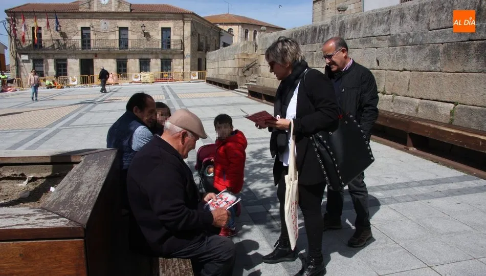 Elena Diego repartió dípticos del programa electoral entre los viandantes durante el martes de mercado en Vitigudino / CORRAL