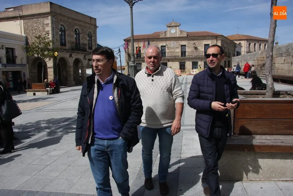 Foto 10 - Candidatos del PSOE al Congreso y al Senado, de campa&ntilde;a en Vitigudino  
