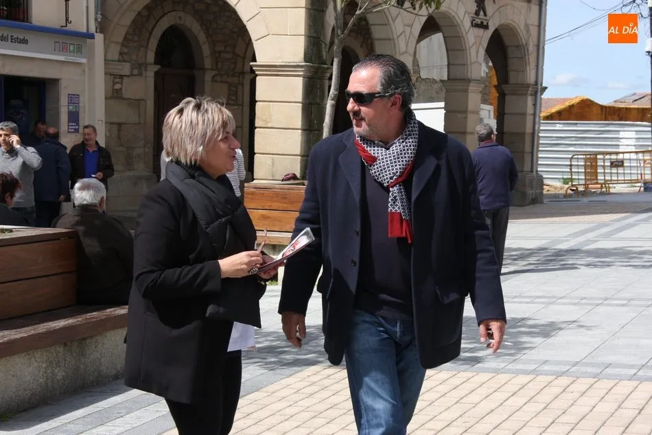 Foto 7 - Candidatos del PSOE al Congreso y al Senado, de campa&ntilde;a en Vitigudino  