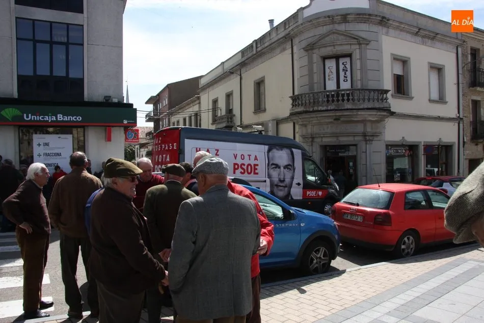 Foto 4 - Candidatos del PSOE al Congreso y al Senado, de campa&ntilde;a en Vitigudino  