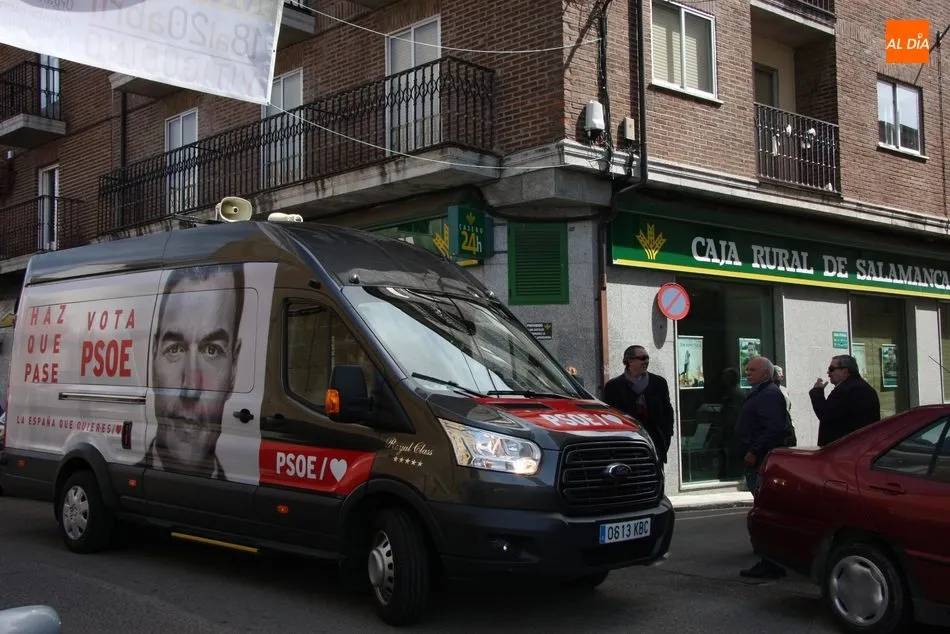 Foto 3 - Candidatos del PSOE al Congreso y al Senado, de campa&ntilde;a en Vitigudino  