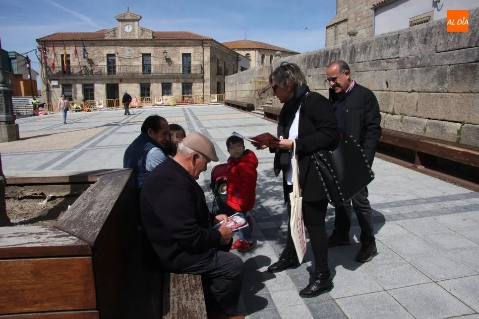 Foto 2 - Candidatos del PSOE al Congreso y al Senado, de campa&ntilde;a en Vitigudino  