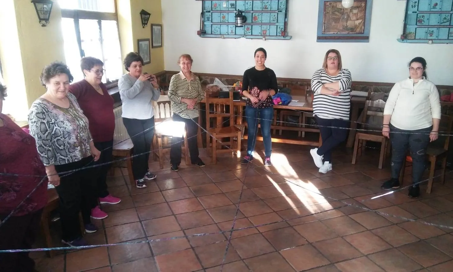Foto 5 - Una treintena de guinaldesas participa en un taller de musicoterapia  