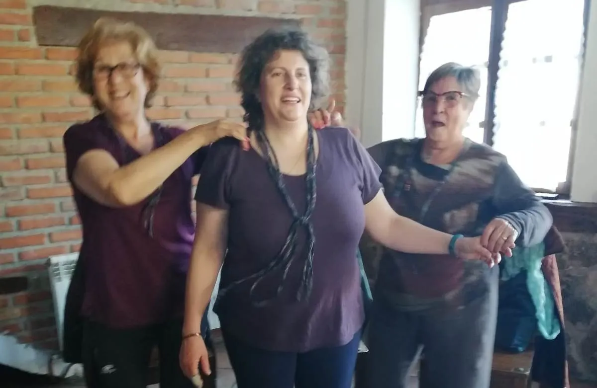 Foto 3 - Una treintena de guinaldesas participa en un taller de musicoterapia  
