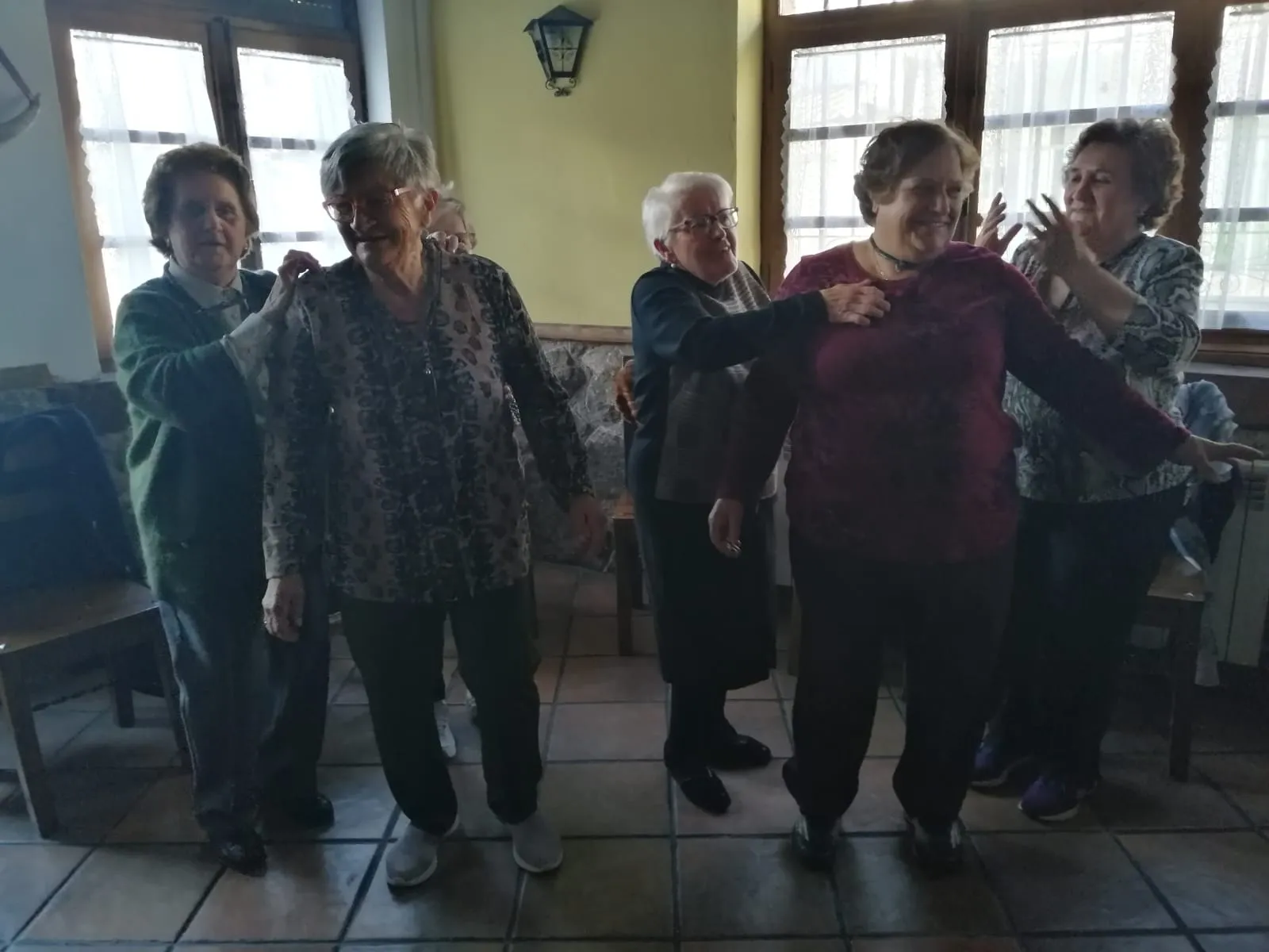Foto 4 - Una treintena de guinaldesas participa en un taller de musicoterapia  