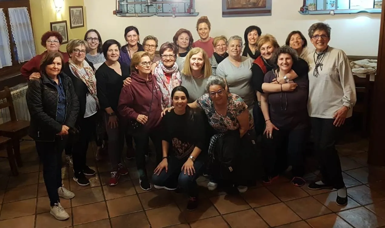 Una treintena de guinaldesas participa en un taller de musicoterapia  