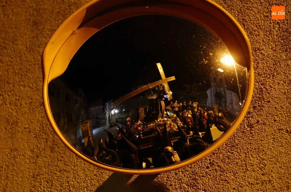 Foto 7 - Respeto y devoci&oacute;n al Nazareno de las Isabeles