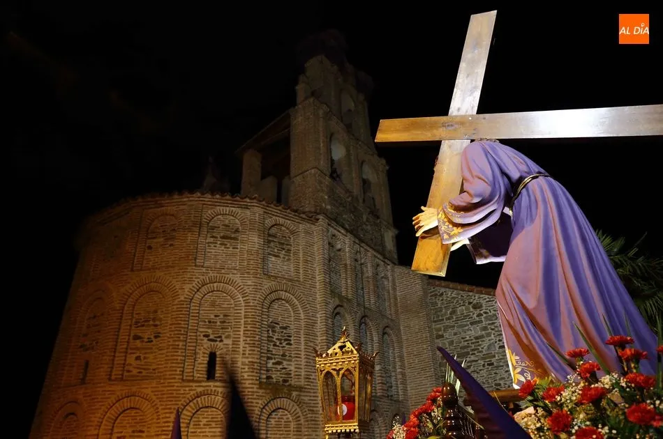 Foto 5 - Respeto y devoci&oacute;n al Nazareno de las Isabeles