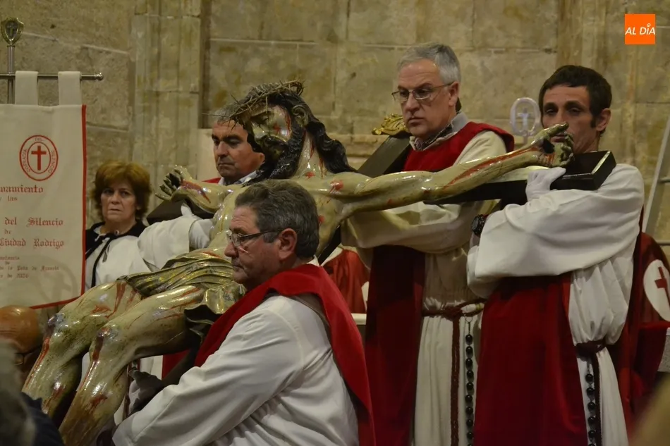 Concurridísimo besapiés al Cristo del Silencio  