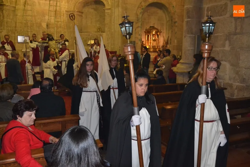 Foto 11 - Concurrid&iacute;simo besapi&eacute;s al Cristo del Silencio  