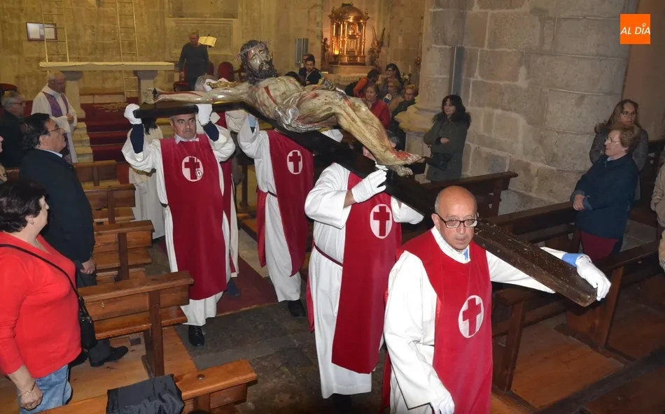 Foto 7 - Concurrid&iacute;simo besapi&eacute;s al Cristo del Silencio  