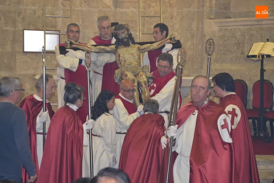 Foto 10 - Concurrid&iacute;simo besapi&eacute;s al Cristo del Silencio  