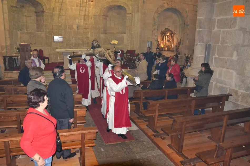 Foto 8 - Concurrid&iacute;simo besapi&eacute;s al Cristo del Silencio  