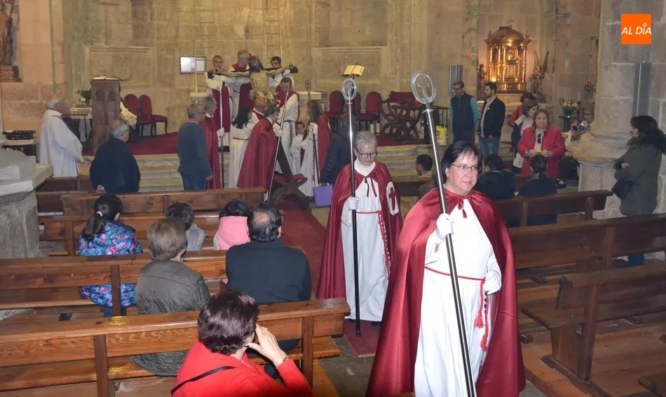 Foto 9 - Concurrid&iacute;simo besapi&eacute;s al Cristo del Silencio  