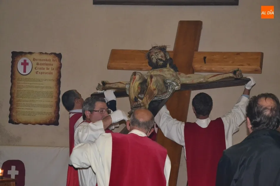 Foto 6 - Concurrid&iacute;simo besapi&eacute;s al Cristo del Silencio  