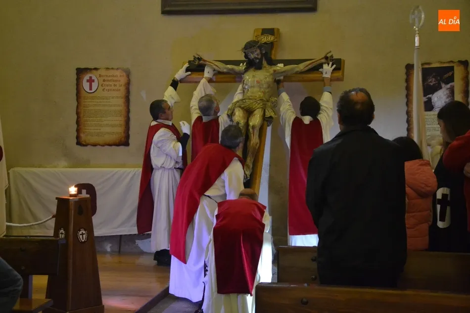 Foto 5 - Concurrid&iacute;simo besapi&eacute;s al Cristo del Silencio  