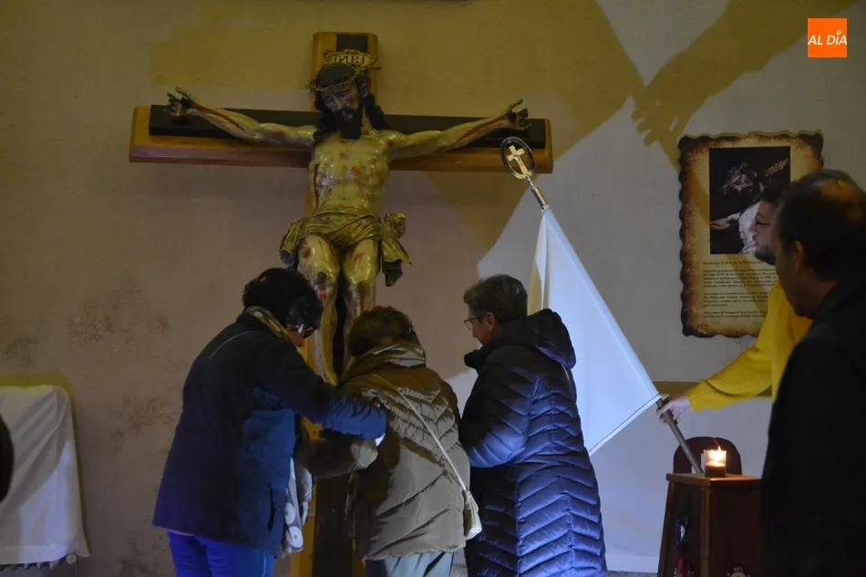 Foto 4 - Concurrid&iacute;simo besapi&eacute;s al Cristo del Silencio  