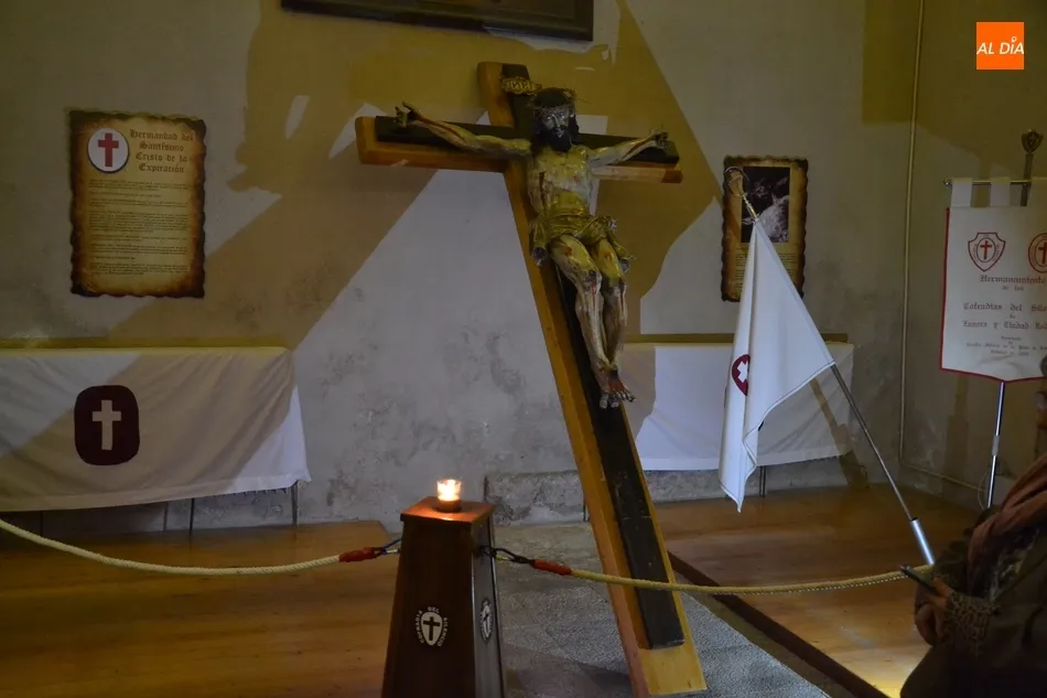 Foto 3 - Concurrid&iacute;simo besapi&eacute;s al Cristo del Silencio  