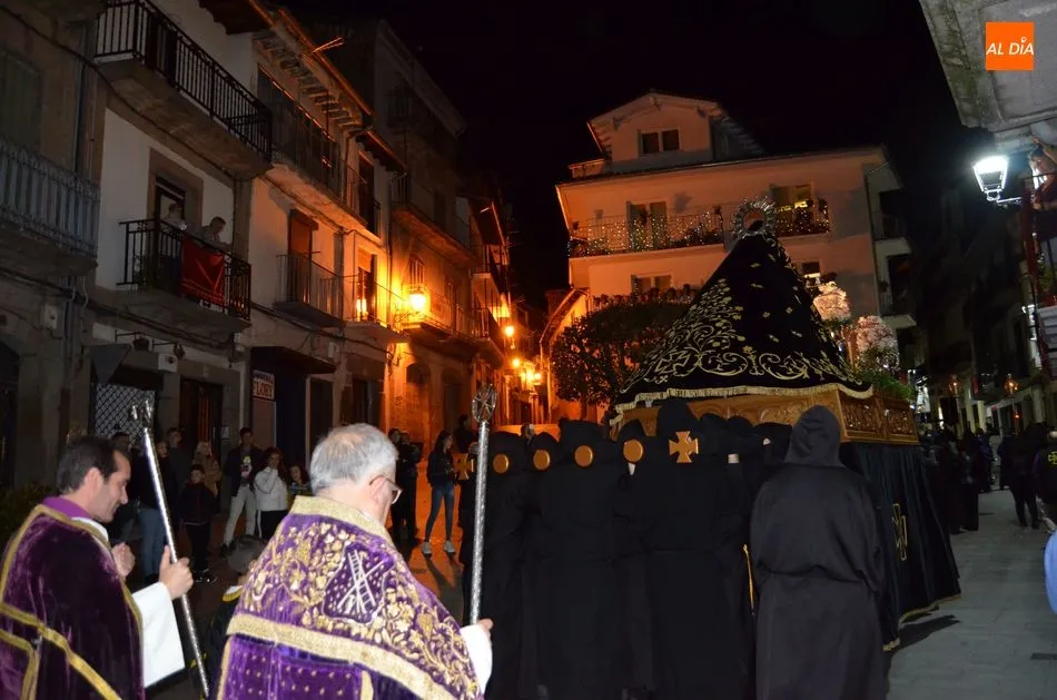 Foto 6 - Luto riguroso para acompa&ntilde;ar la salida de La Soledad  