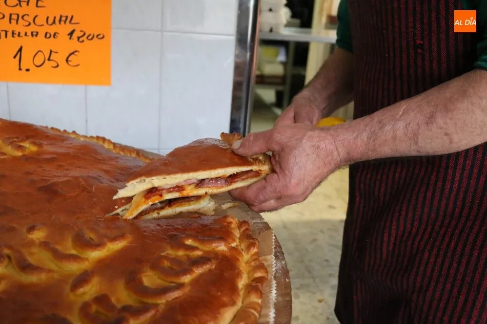 Foto 11 - Carnicer&iacute;a Santa Ana mantiene 15 a&ntilde;os despu&eacute;s el reparto de una empanada de Pascua entre sus...