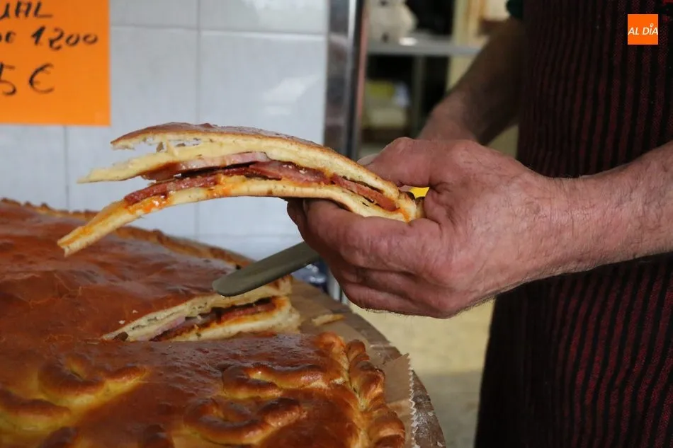 Foto 9 - Carnicer&iacute;a Santa Ana mantiene 15 a&ntilde;os despu&eacute;s el reparto de una empanada de Pascua entre sus...