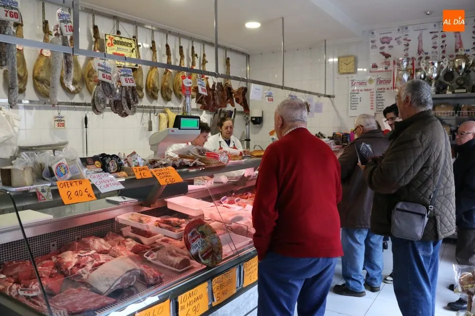 Foto 8 - Carnicer&iacute;a Santa Ana mantiene 15 a&ntilde;os despu&eacute;s el reparto de una empanada de Pascua entre sus...