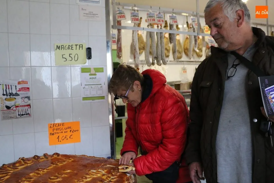Foto 7 - Carnicer&iacute;a Santa Ana mantiene 15 a&ntilde;os despu&eacute;s el reparto de una empanada de Pascua entre sus...