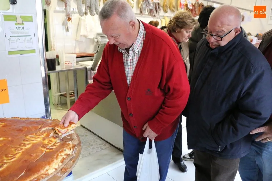 Foto 5 - Carnicer&iacute;a Santa Ana mantiene 15 a&ntilde;os despu&eacute;s el reparto de una empanada de Pascua entre sus...